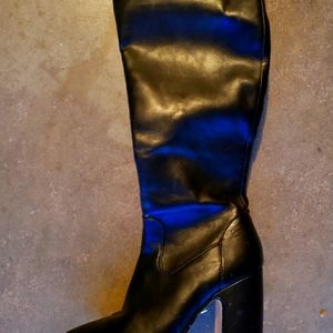 7 1/2 black boots worn once